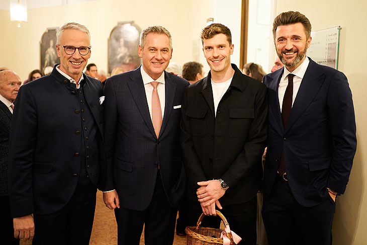 Bernd D&ouml;pke (Leiter BMW M&uuml;nchen),  Stefan Teuchert (Leiter BMW Markt Deutschland), Andreas Obst (Basketball Weltmeister), Marko Pesic (Gesch&auml;ftsf&uuml;hrer FC Bayern basketball GmbH), 28. BMW Advents-Benefizkonzert, Cuvilli&eacute;s Theater am 06.12.2023, Foto: Jens Hartmann/BMW